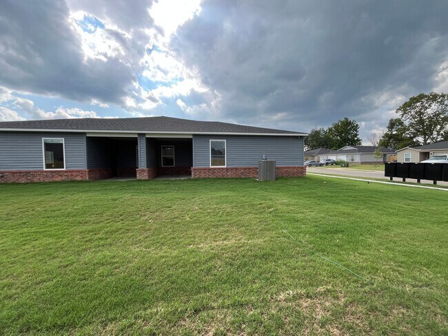 Building Photo - PRELEASING NOW!  NEW Three Bedroom | Two Bathroom Duplex in Bentonville