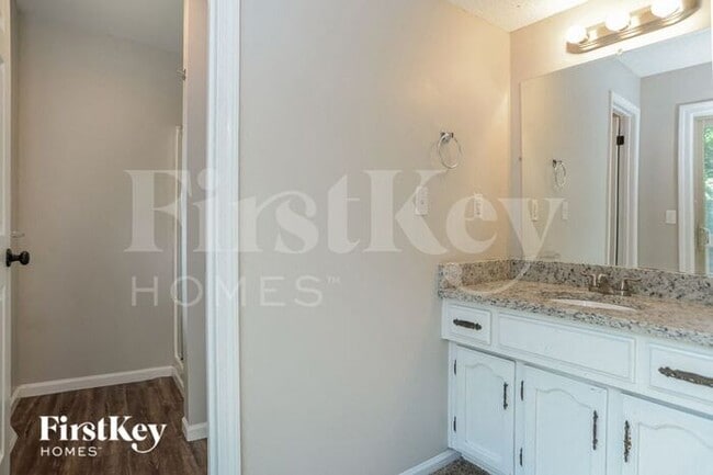 Building Photo - 6733 NW Sioux Dr