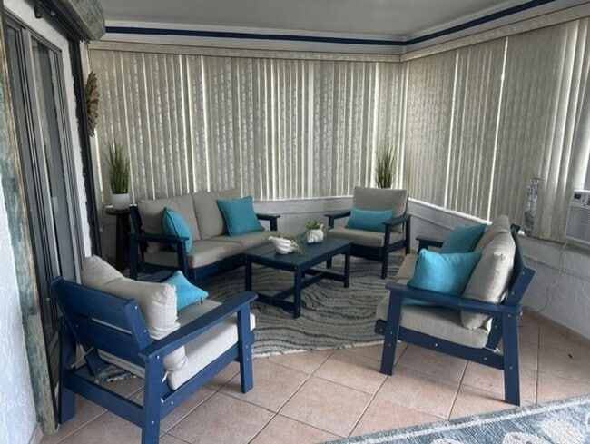 Building Photo - Fully furnished 3/2 available now!