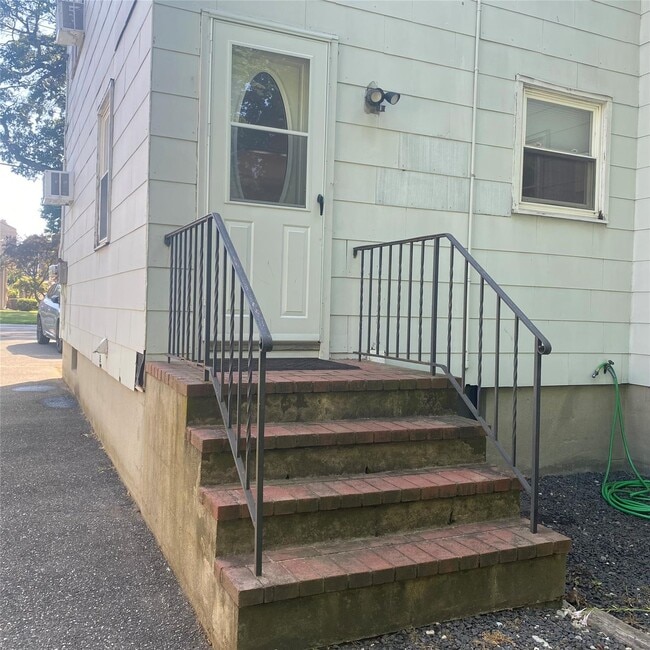 Building Photo - 282 Laurel Rd