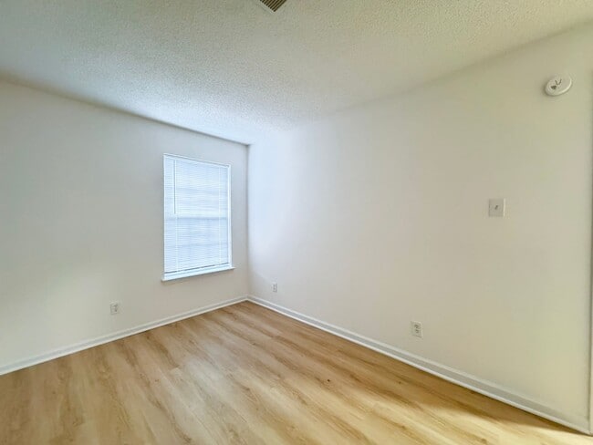 Building Photo - Bright And Cozy 3 Bed 2 Bath Condo In Vibrant Heights On Penderbrook