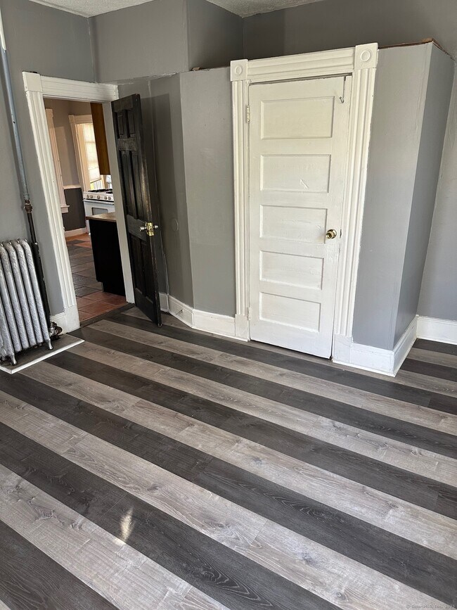 Building Photo - 2 Westland St