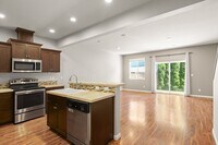 Building Photo - Lovely 3 bedroom/2.5 Bath Townhouse