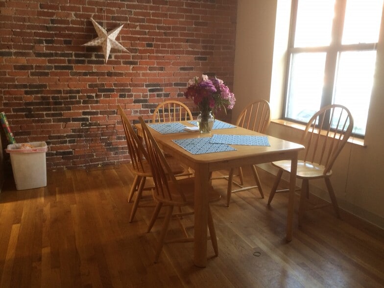 Building Photo - 84 Gainsborough St