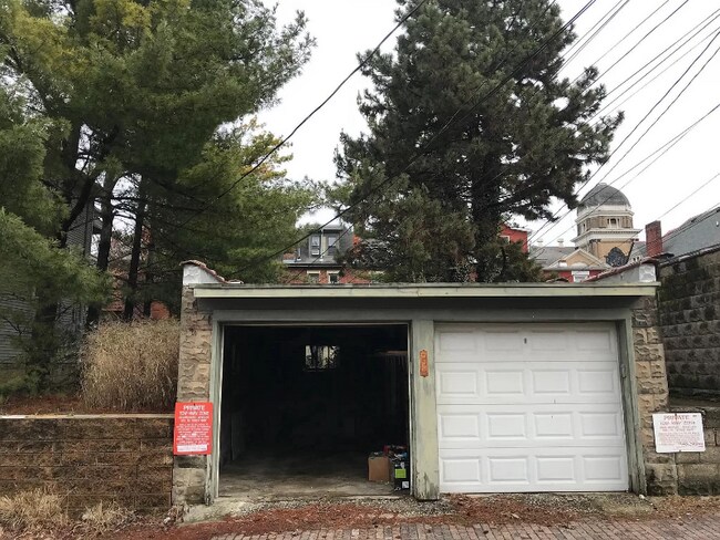Building Photo - 143 W Hubbard Ave