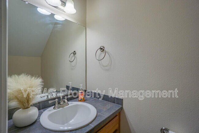 Building Photo - 5906 NE 56th St