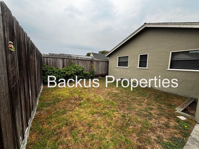 Building Photo - 15 E Acacia St