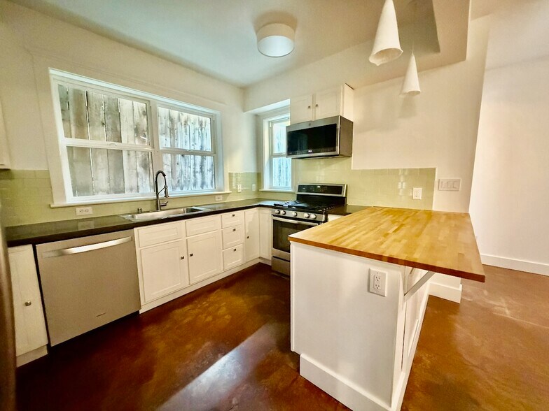 Building Photo - 3263 Louise St