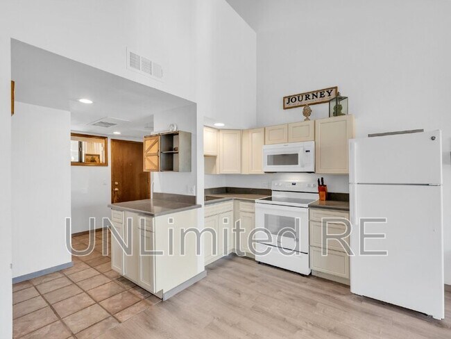Building Photo - 5700 N Villa Cir