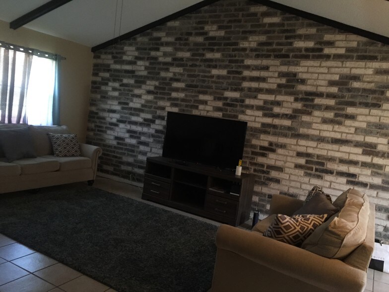 Living Room - 1118 Violet Ave