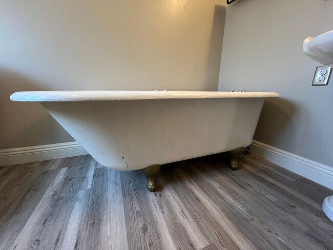 Building Photo - Nostalgic 3-bedroom Farmhouse in Hughson!