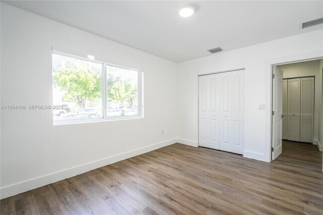 Building Photo - 1850 S Treasure Dr