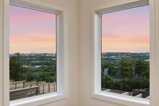 Building Photo - "Spacious 4-Bed, 4.5 bath, AMAZING views, fenced in yard
