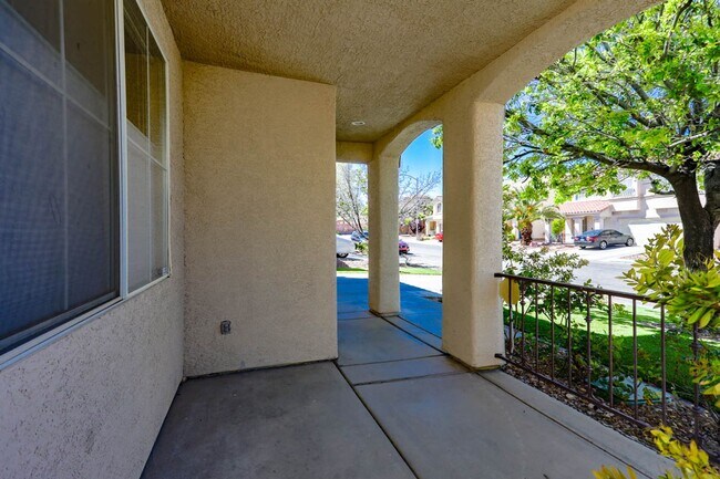 Building Photo - Southwest Pool Home With First Floor Bed And Bath