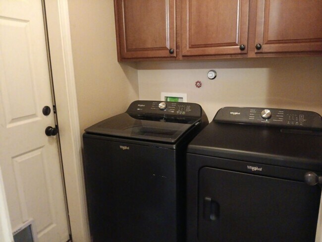 Building Photo - 4 Bedroom, 2 Bathroom! Lovely Home! Schedule a Showing!