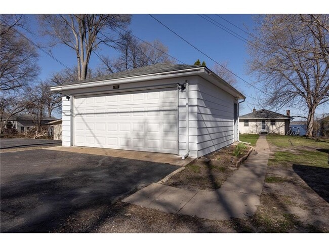 Building Photo - 2331 W Medicine Lake Dr