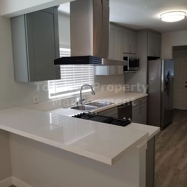 Building Photo - ***Remodeled, Charming 2 bed / 2 bath Bung...