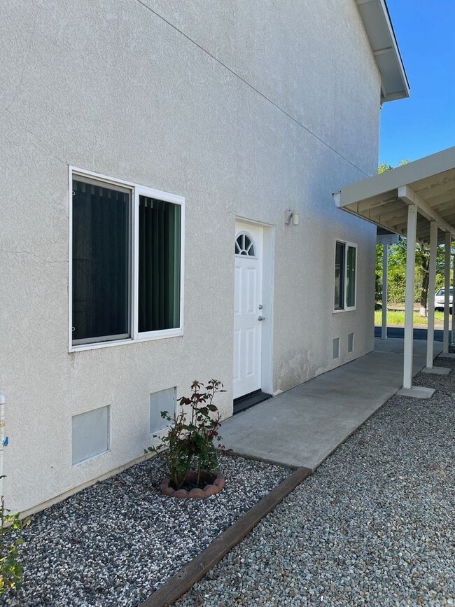 Building Photo - 3 BED 2 BATH W/ATTACHED MOTHER-IN-LAW SUITE *SOLAR PANELS ON ROOF = LOW ELECTRIC BILL*