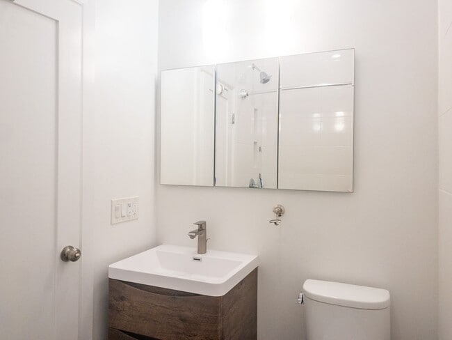 Building Photo - 1Bed/1Bath! Parking! Laundry! Garden! Pet! PROGRESSIVE