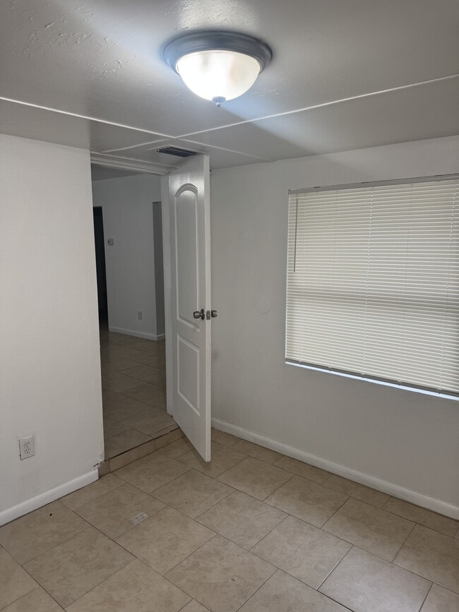 Building Photo - 1502 E Shadowlawn Ave