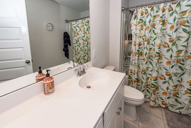 Building Photo - 6 Bedroom 4.5 Bath in Limehouse Village - Summerville