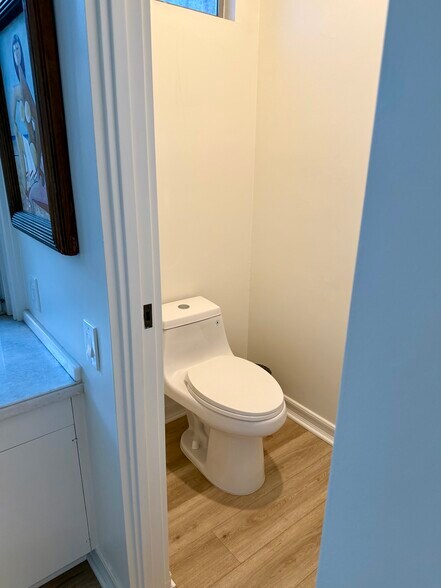 Building Photo - 910 Benedict Canyon Dr