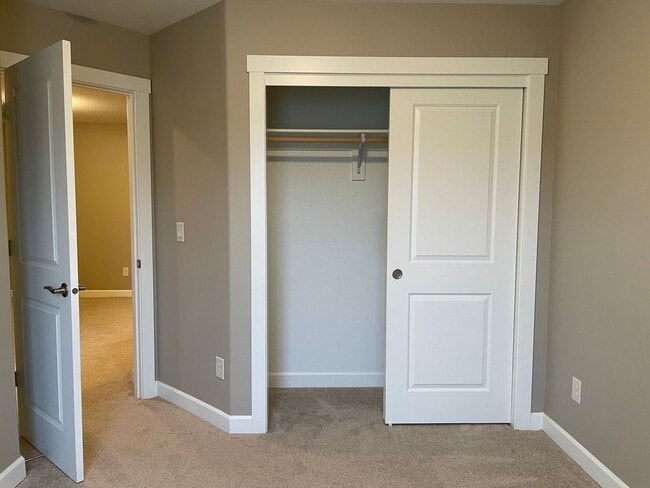 Building Photo - LUXURY 4 BD TOWNHOME! GATED PARKER VILLAGE...