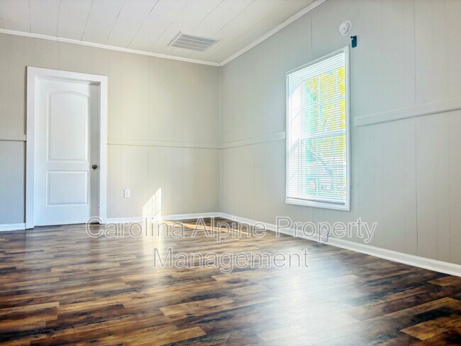 Building Photo - 110 Martin St