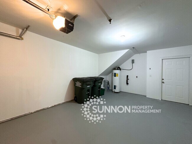 Building Photo - 3 Bedroom 2.5 Bathroom Townhome Near University Area