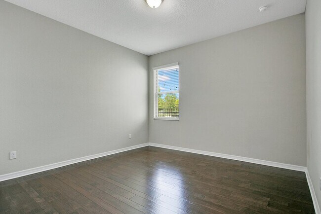 Building Photo - Spacious 4 Bed 3 Bath Home
