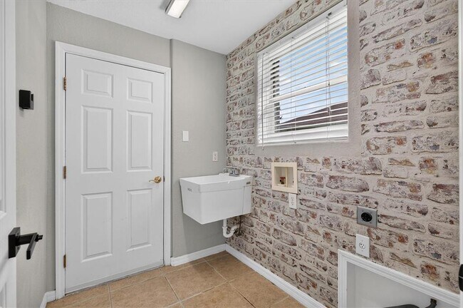 Building Photo - 10725 Banfield Dr