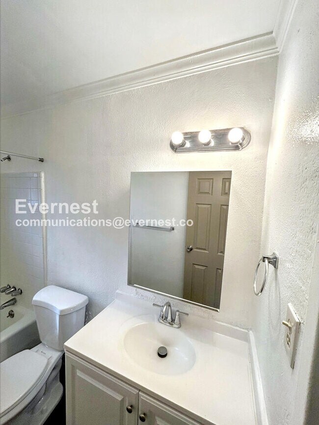 Building Photo - 431 Annie St