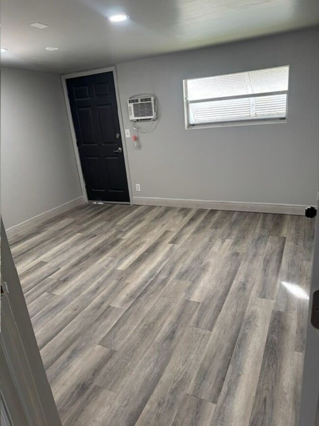 Building Photo - **2/1 plus a Den/Office, Manufactured Home in Charlin Parkway area with large fenced yard**