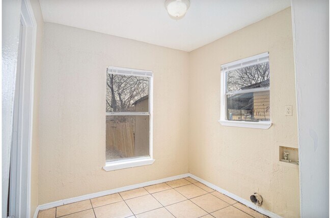 Building Photo - Don't Miss This Relaxing 3BR/1BA Home Near Beautiful Downtown!