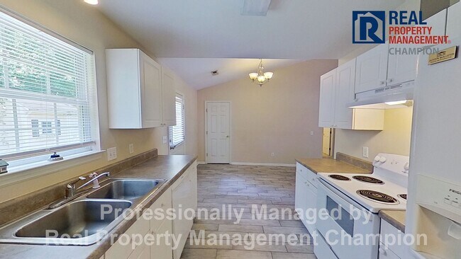 Building Photo - 3 BD/2BA Home with Fenced Back Yard in Azalea Trace - Students Welcome