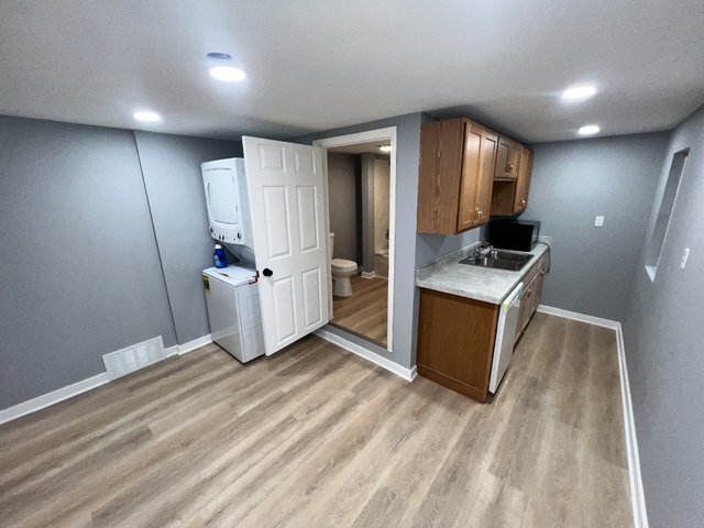 Building Photo - 1108 E 9th St