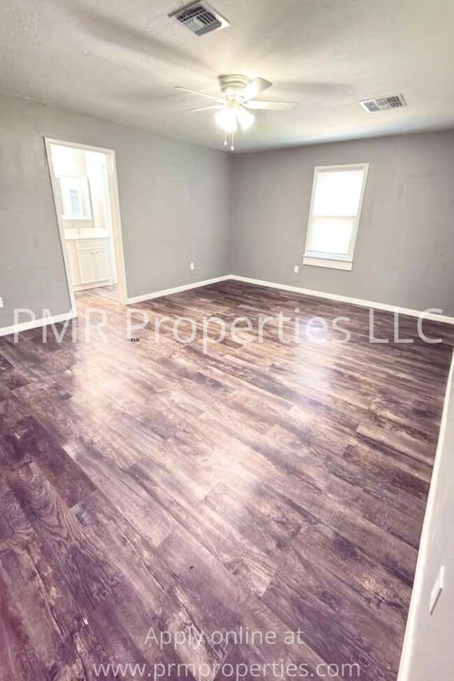 Building Photo - 4 Bedrooms / 2.5 Bathrooms House