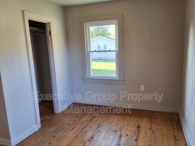 Building Photo - 746 W Elm Rd