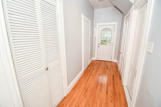 Building Photo - 86 Edwards St