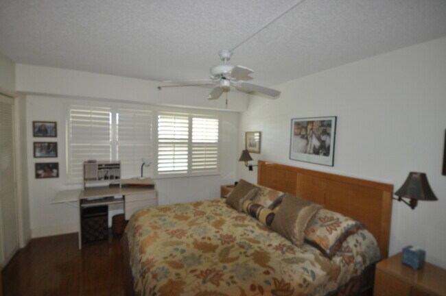 Building Photo - 3510 Oaks Way