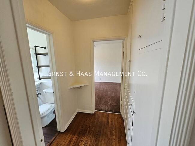 Building Photo - Wonderful 1 Bedroom Apartment Just a Block...