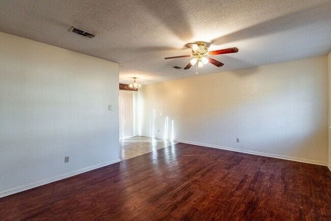 Building Photo - 6104 Meadowbrook Ln