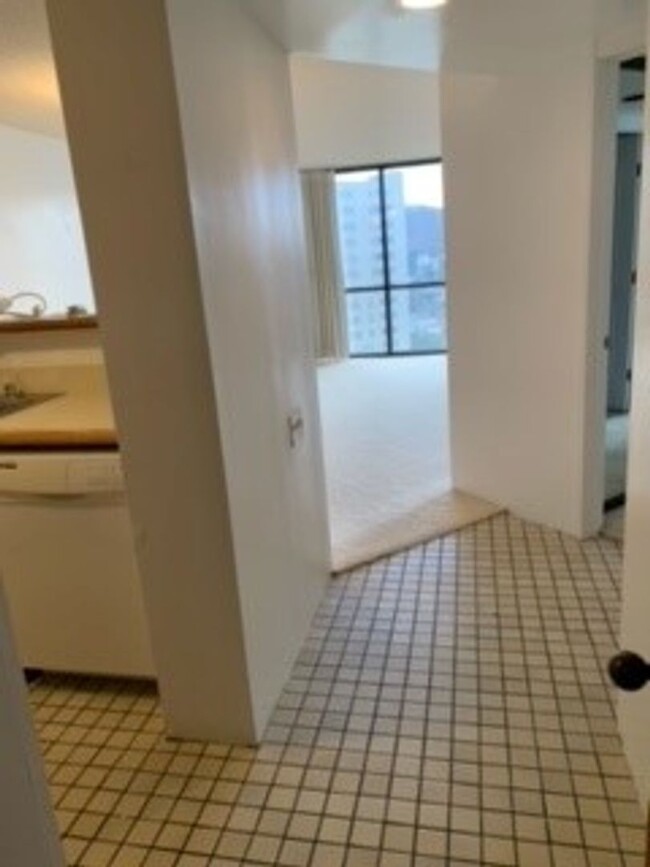 Building Photo - Honolulu Tower - 1 bedroom, 1 bath condo w...