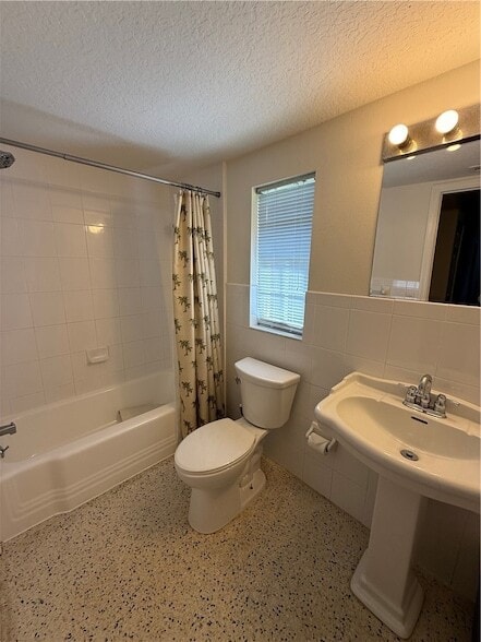 Building Photo - 2015 15th Ln