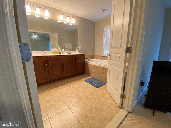 Building Photo - Bright & Spacious End-Unit Townhouse with Two-Car Garage!
