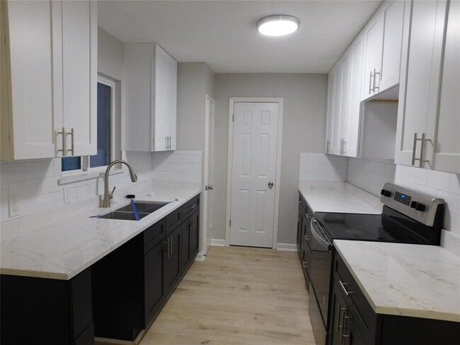 Building Photo - 10100 Woodglen Dr