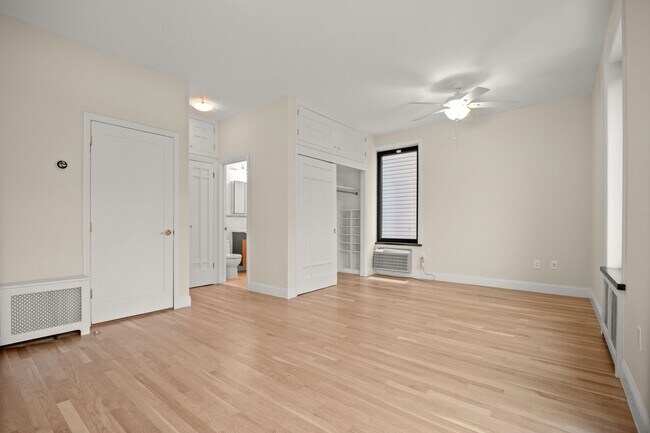 Building Photo - 3245 Corlear Ave