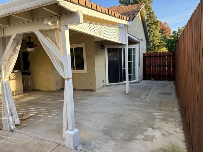 Building Photo - Charming 2-bedroom, 2-bathroom home locate...