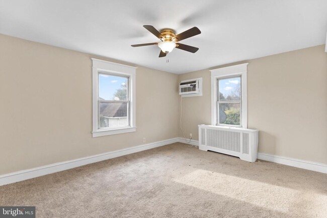 Building Photo - 818 N Stiles Ave