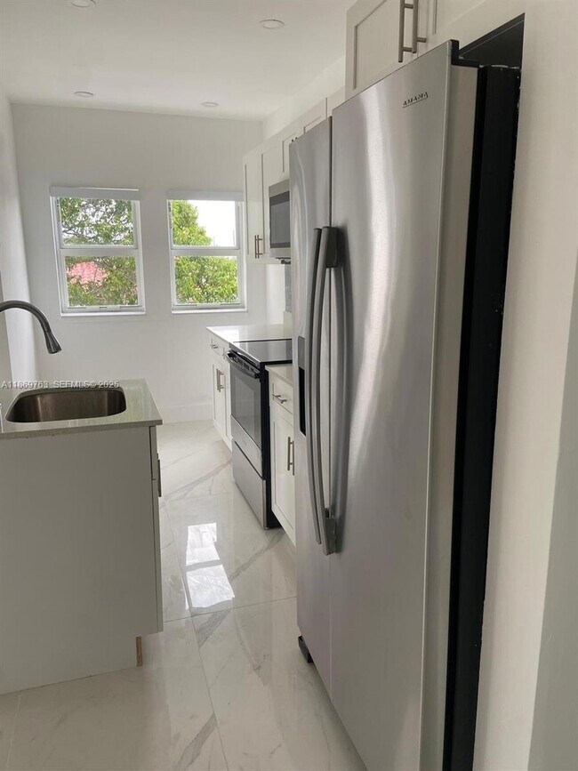 Building Photo - 1015 S 17th Ave